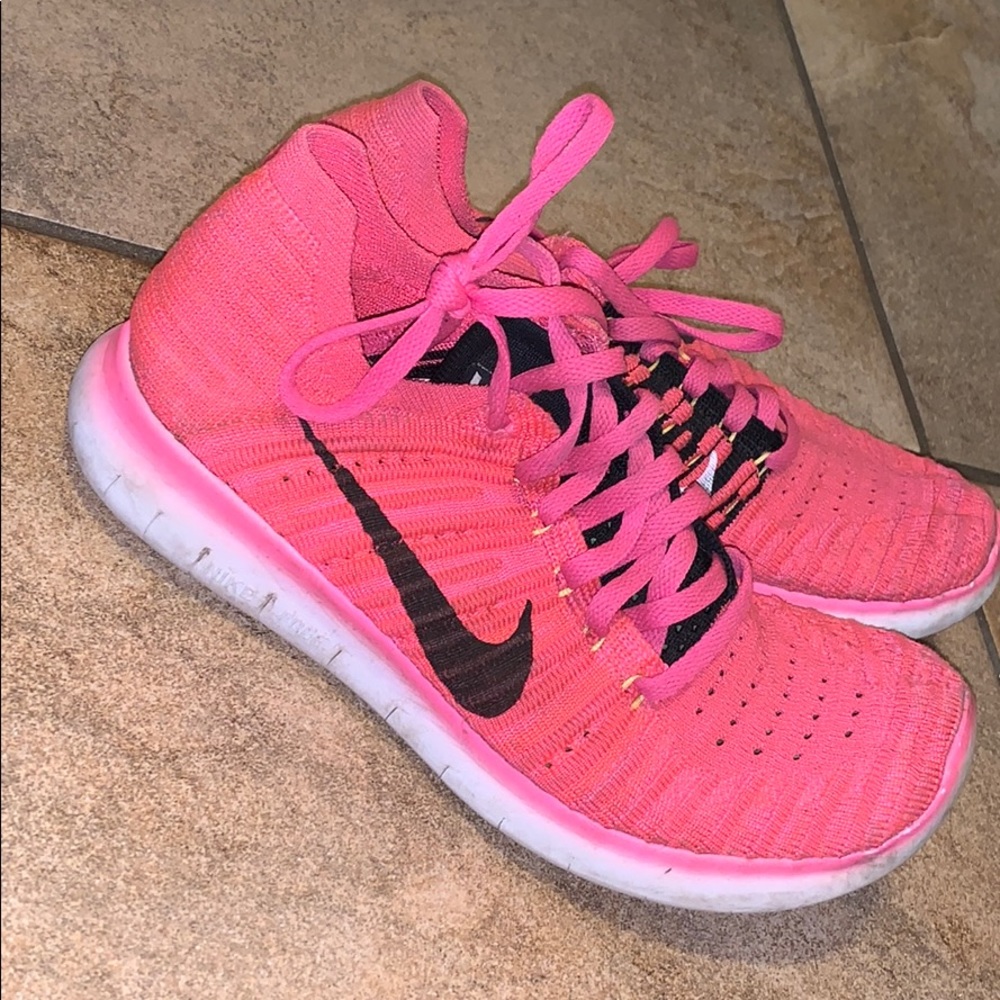 Nike fly knits hot pink